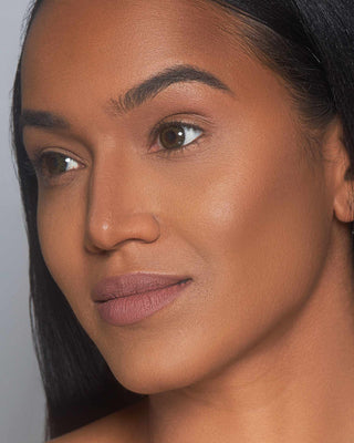 Before-and-after of model using EM Cosmetics Corselette Bronzer in Silhouette for a sculpted, matte finish.