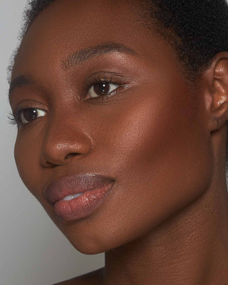 Before-and-after of model using EM Cosmetics Corselette Bronzer in Sultry to sculpt and warm the complexion.