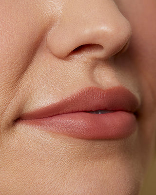 Model Ali wearing EM Cosmetics Soft Blur Velvet Lip Liner in Kitten for soft definition.