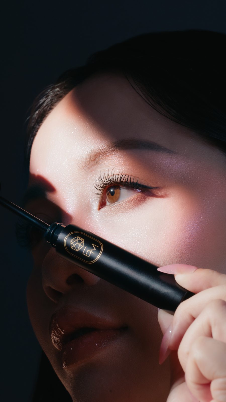 Applying Shapeshift mascara